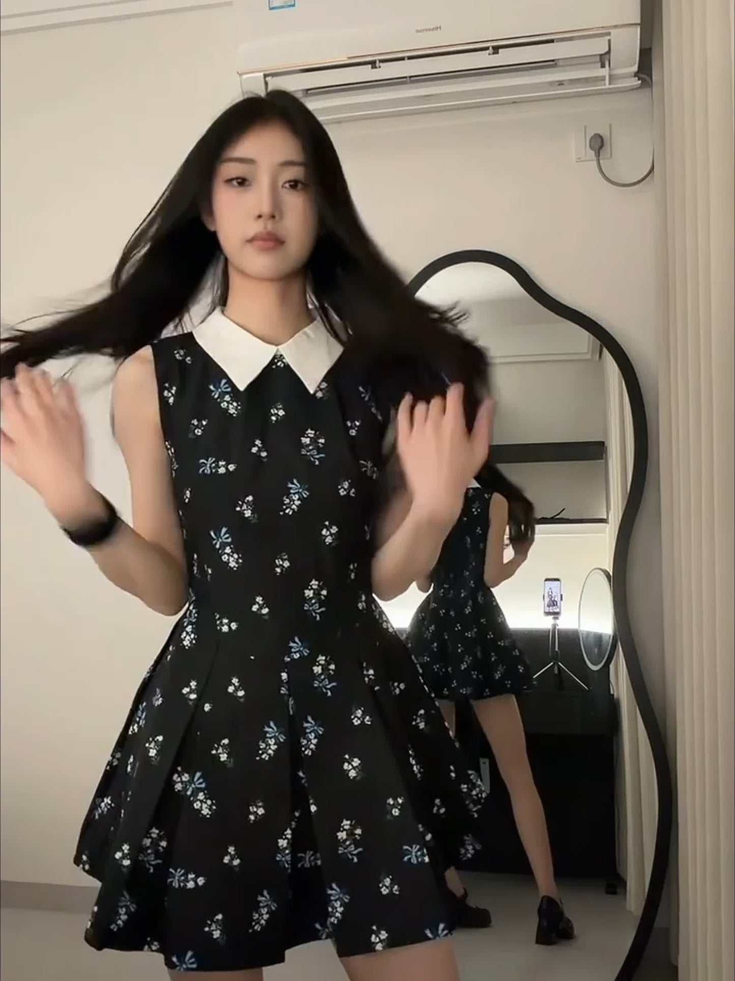 モノトーン×小花柄Aラインワンピース