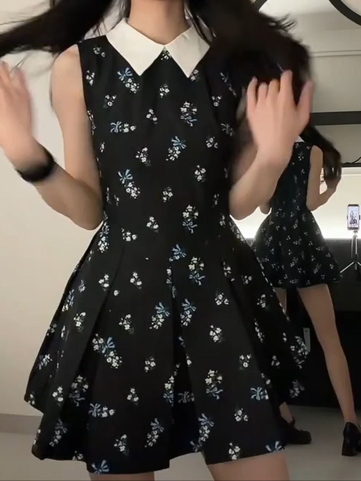 モノトーン×小花柄Aラインワンピース